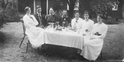 Från vänster, broder Ivans fru Greta, Ivan, mor Juliana, far Aron, syster Amy, syster Anna, längst till höger Lilly.