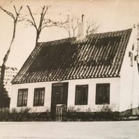 Skellet i Valby ca 1947. Vivis ord: "Det første billede er det hus som Andro og hans kone, min Mormor boede i på Skellet i Valby til omkring 1947"